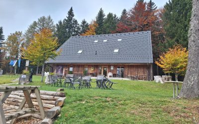 Četrtošolci na orientacijskem taboru na Čandrovi koči